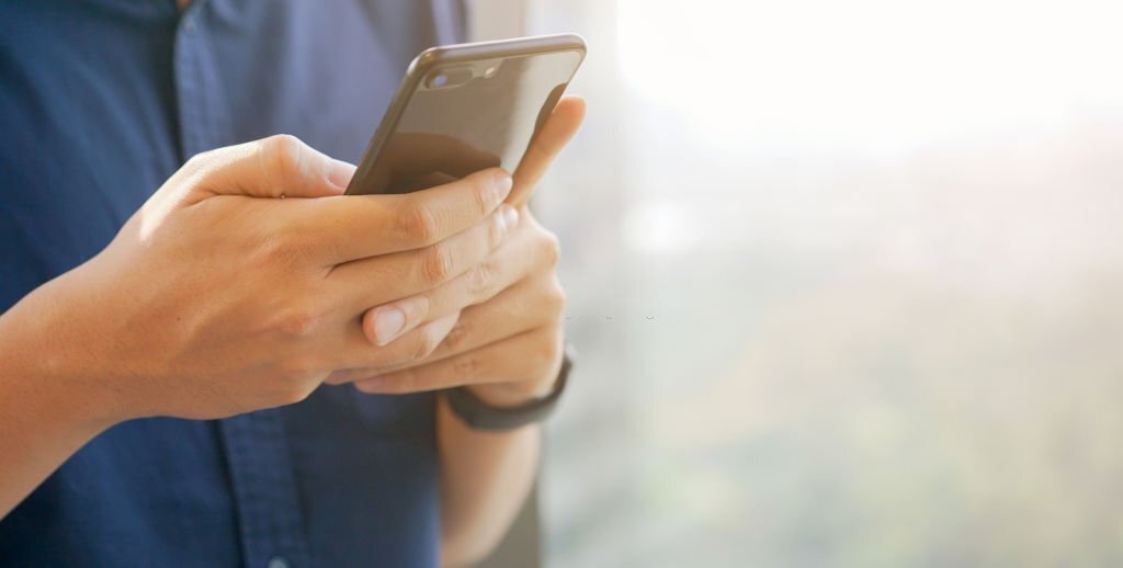 Person der kigger på sin mobil